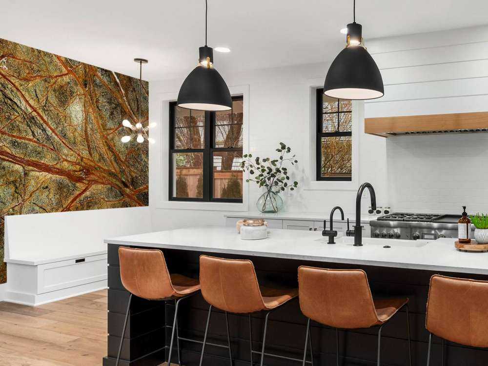 Marmo verde con venature colorate