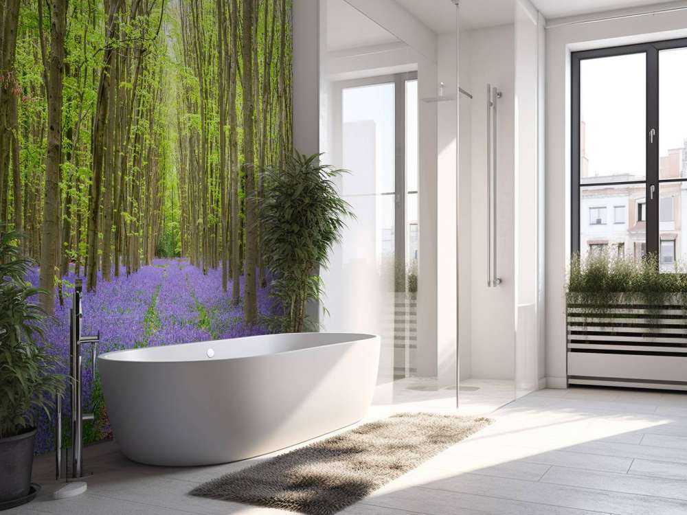 Tracce di pneumatici nella foresta