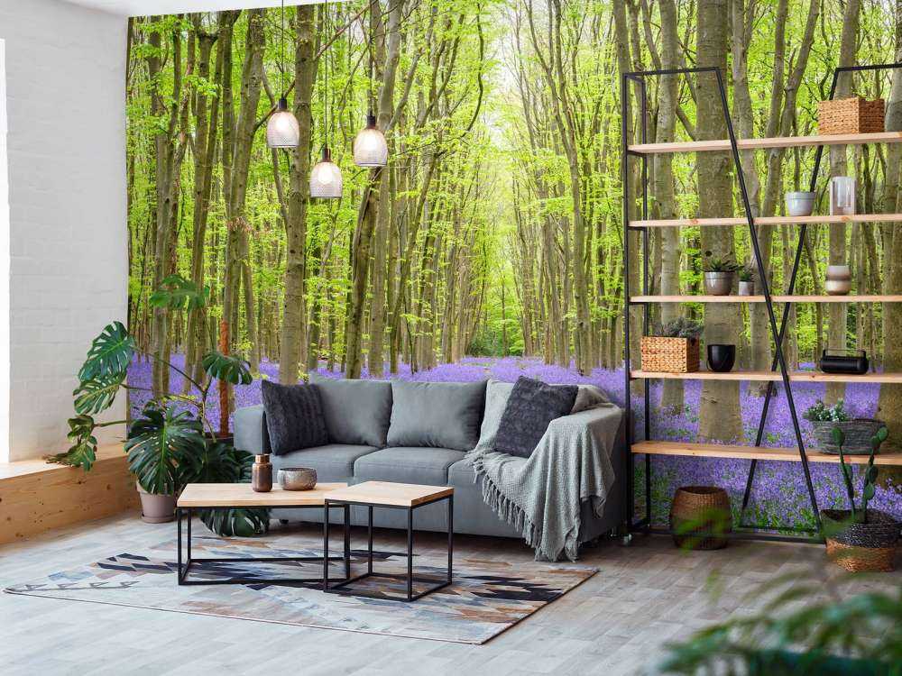 Tracce di pneumatici nella foresta