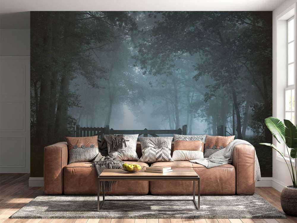 Sentiero della foresta nebbiosa