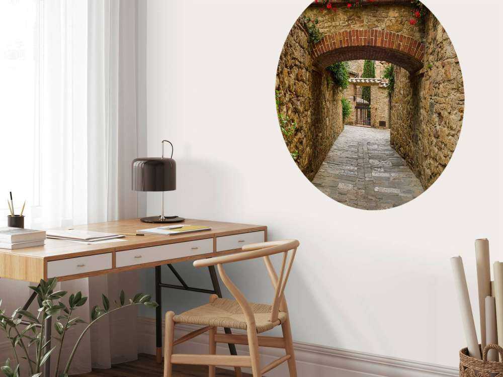 Arco con fiori rossi