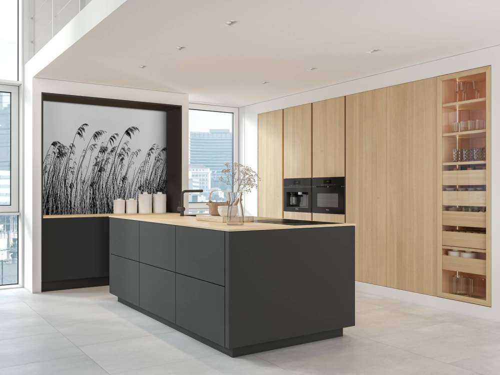 Cannaiola sul lungomare in bianco e nero