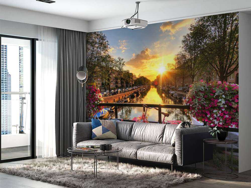 In bicicletta su un ponte con i fiori