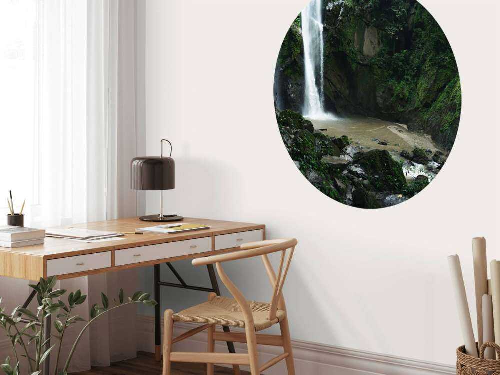 Cascata nella foresta profonda