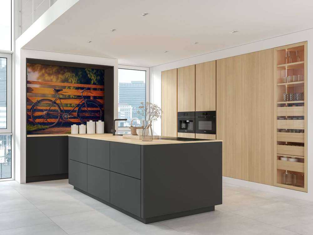 Bicicletta vicino a una staccionata di legno