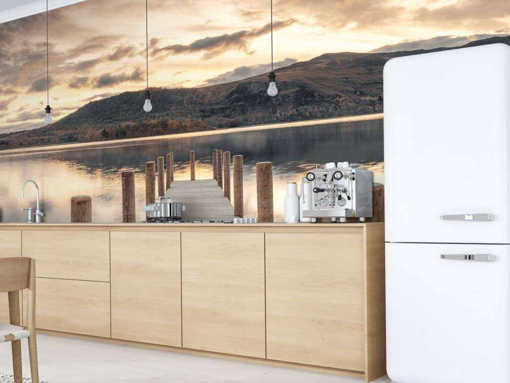 Molo di legno su un lago