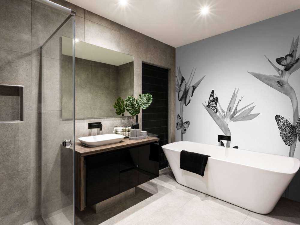 Farfalle su fiori di uccello del paradiso