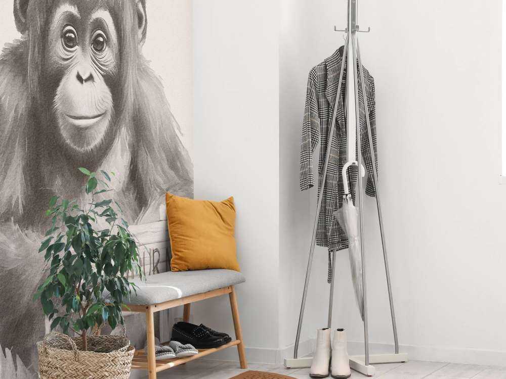 Cucciolo di orango nella giungla beige