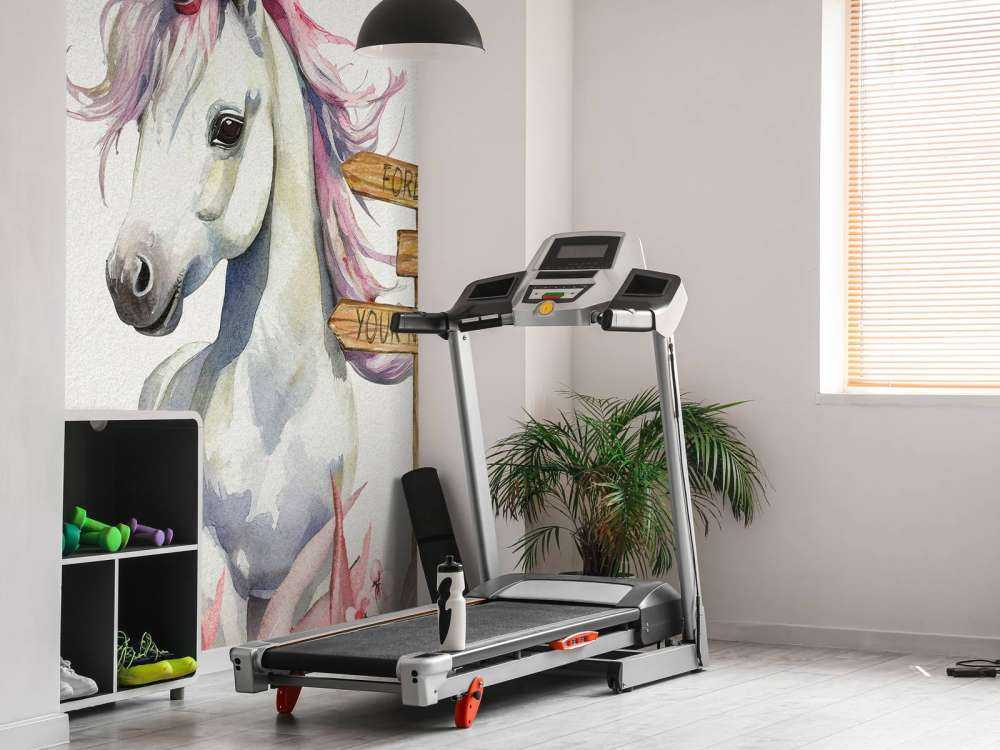 Baby unicorno con piante rosa