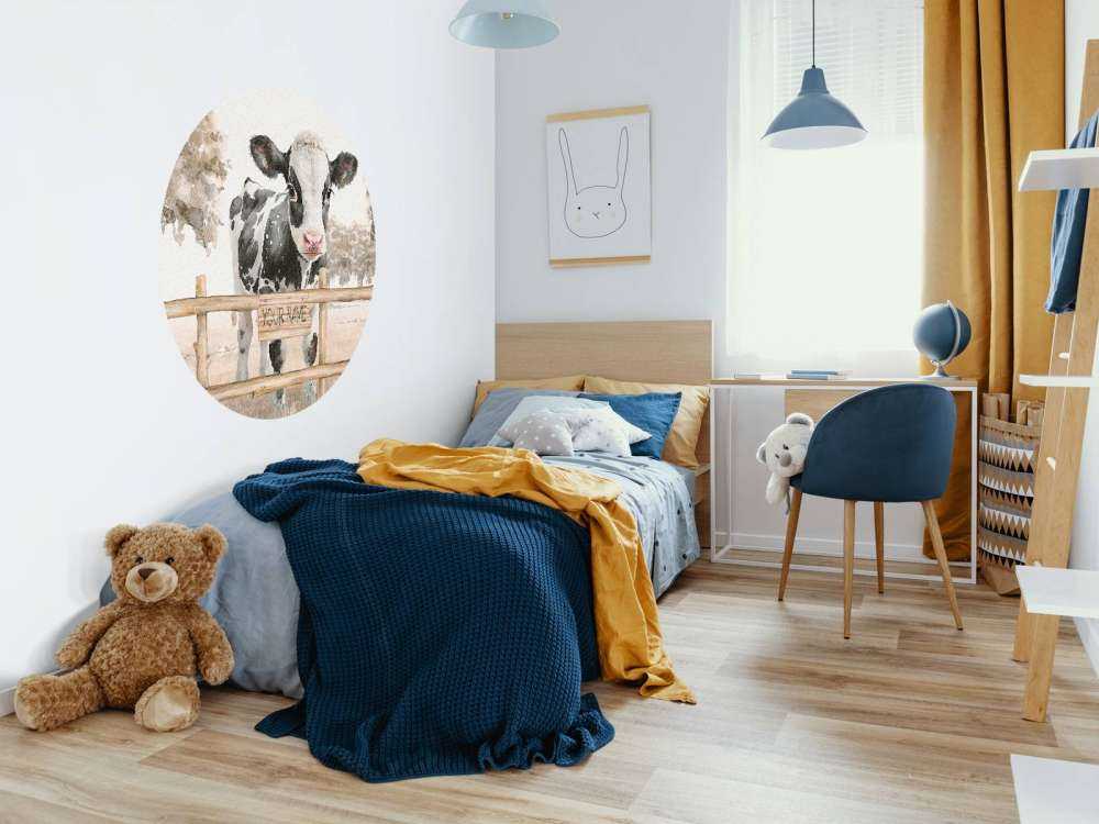 Giovane mucca in un prato grigio