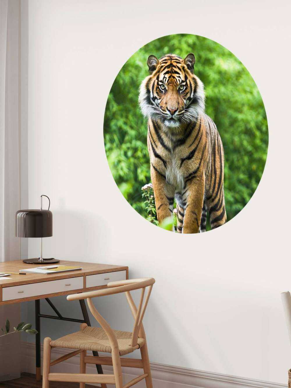 Tigre in piedi su una pietra