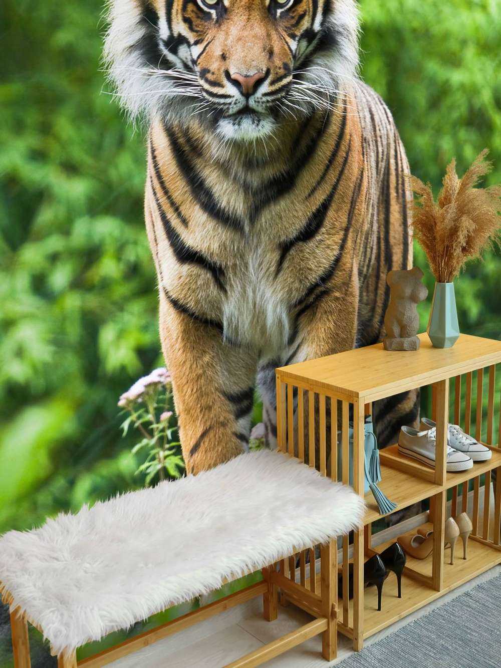 Tigre in piedi su una pietra