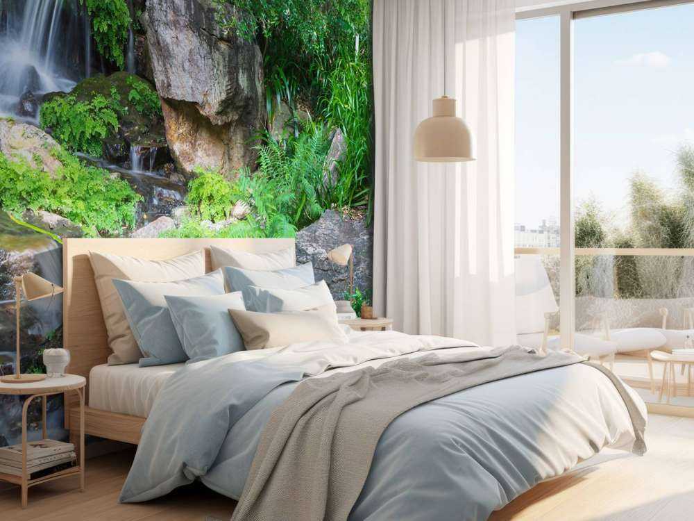 Cascata con piante tropicali