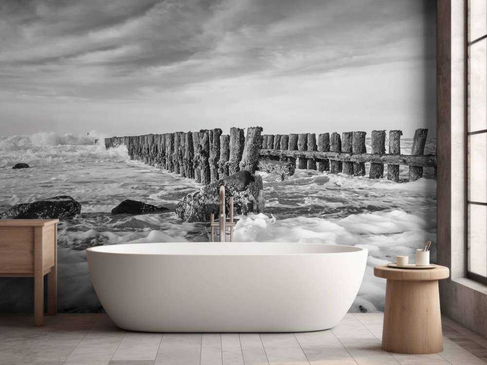 Mare spumeggiante in bianco e nero