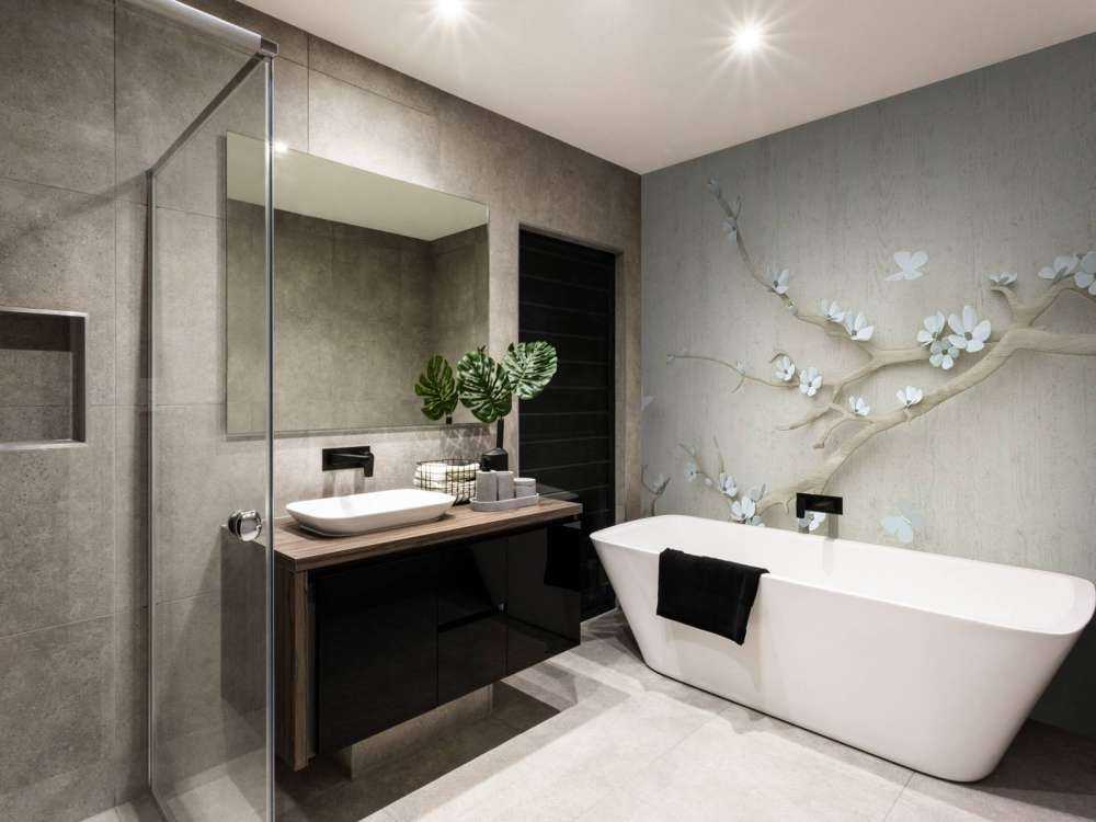 Rama con flores blancas sobre fondo de madera