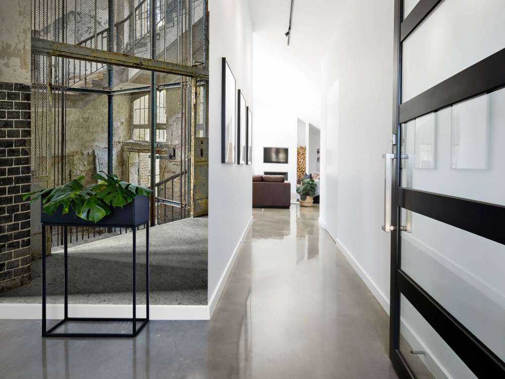 Vecchio pozzo dell'ascensore con scale