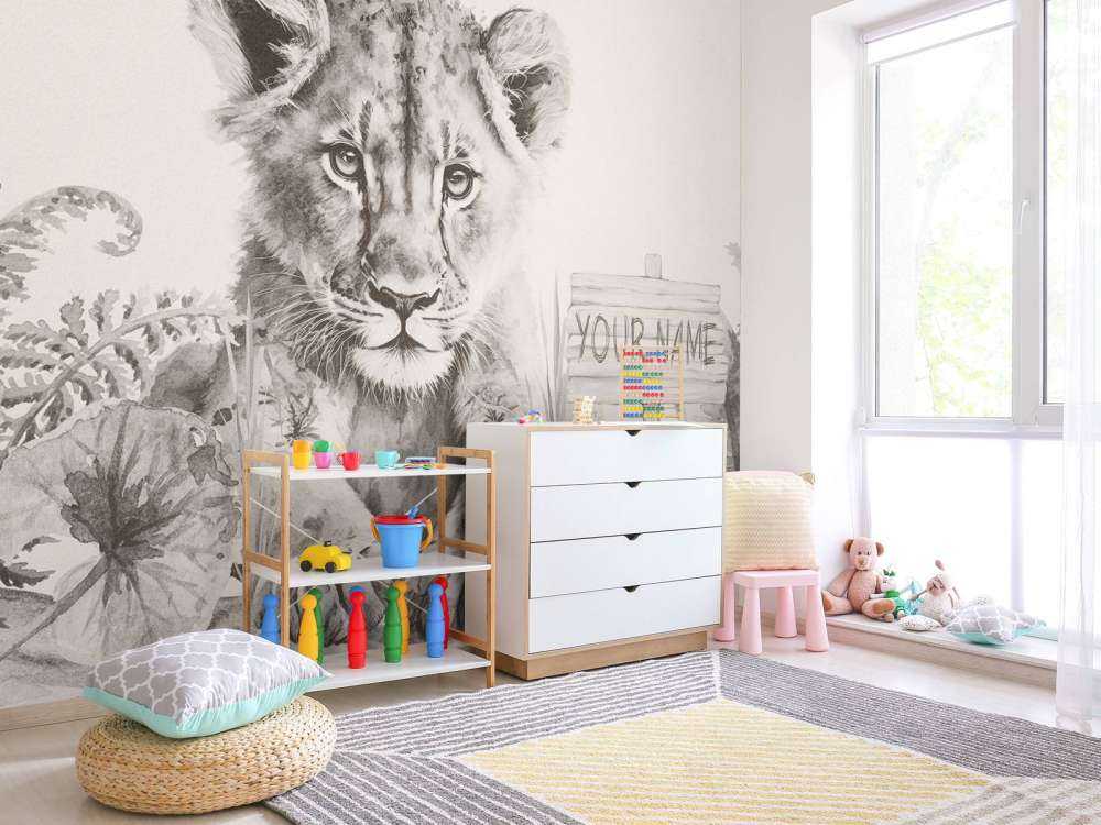 Baby leone nella giungla beige