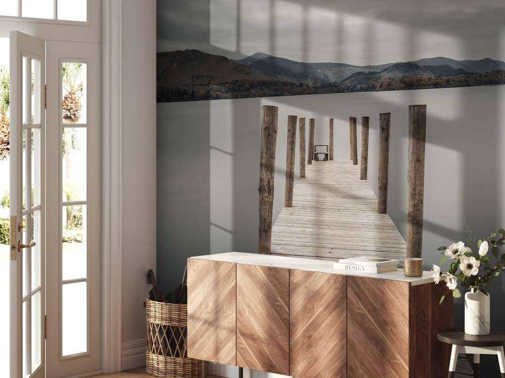 Pontile su un lago tranquillo