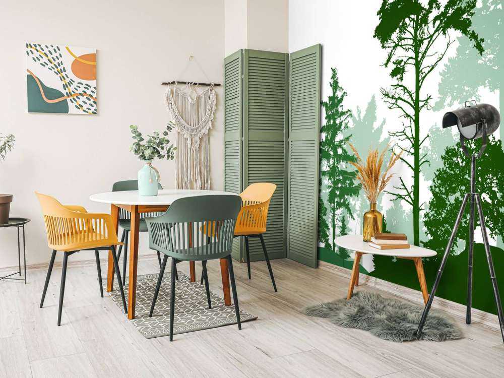 Foresta verde di conifere