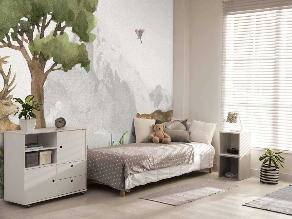 Animali della foresta vicino a una montagna