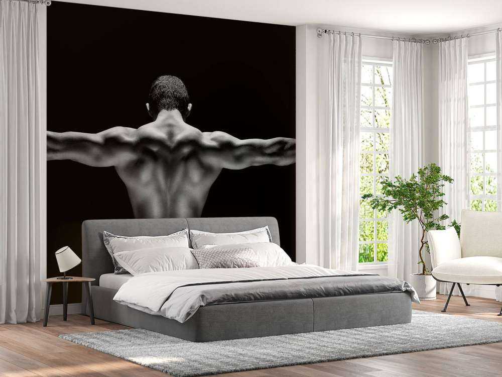 Uomo con le braccia tese