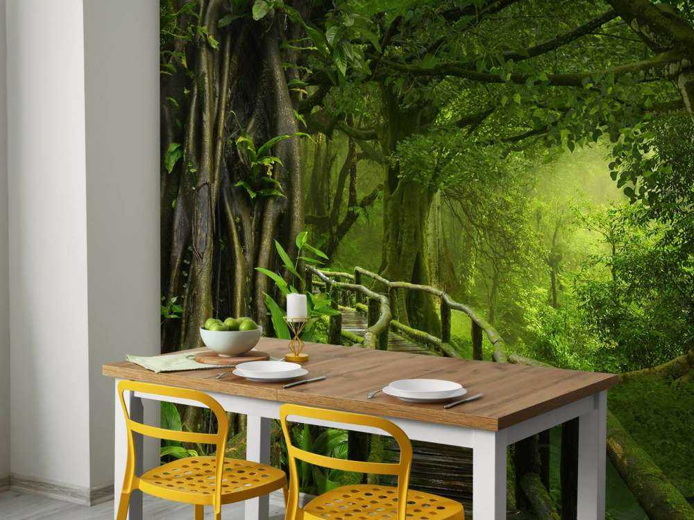 Ponte di legno attraverso una giungla verde