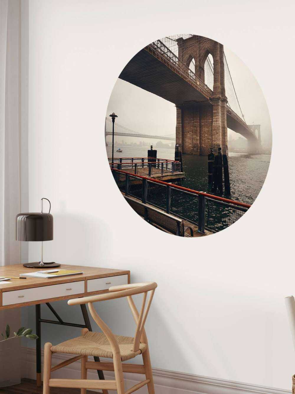 Ponte attraverso la nebbia