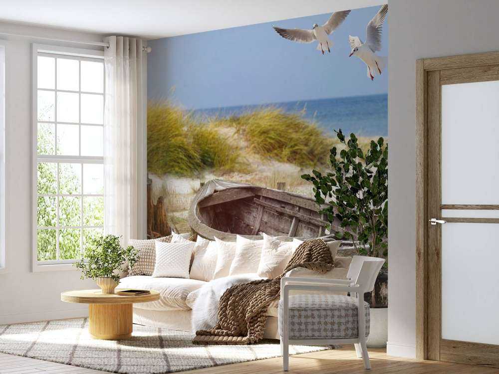 Vecchia barca da pesca, gabbiani, spiaggia e mare