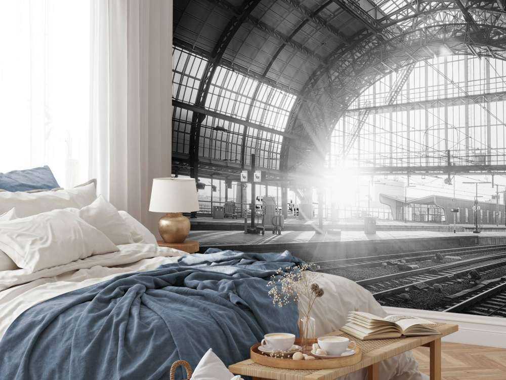 L'alba su una stazione in bianco e nero