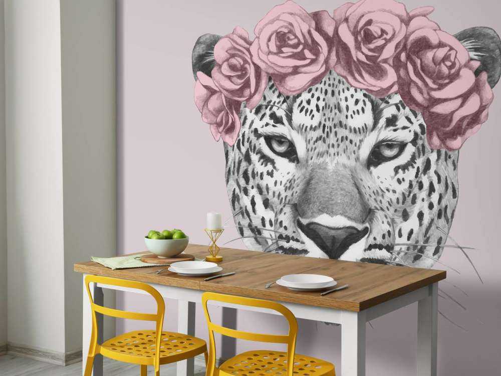 Leopardo con fiori rosa