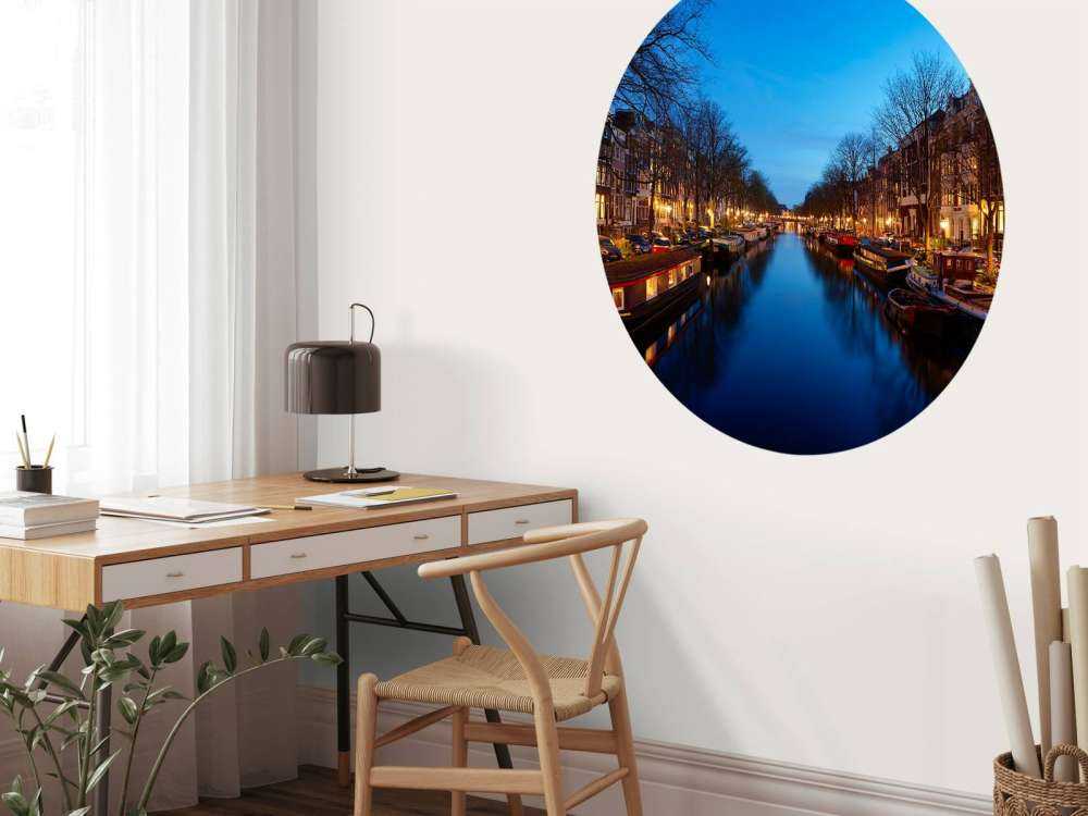 Case galleggianti lungo il canale illuminato