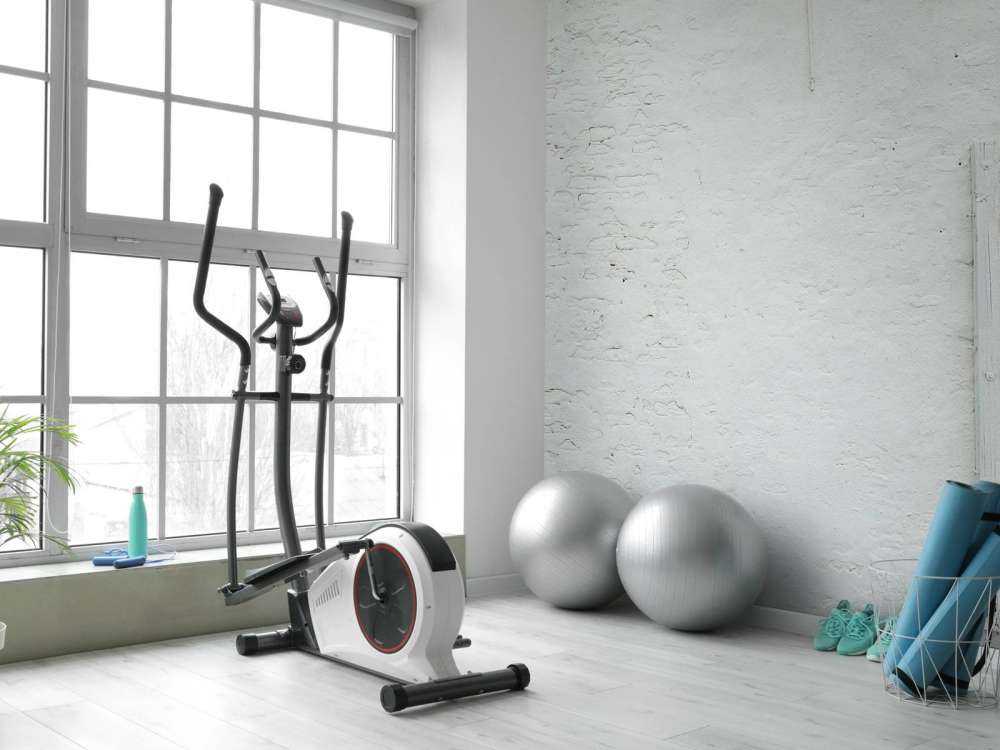 Muro con stucco bianco e trave