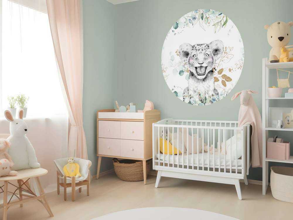 Baby leone con foglie di menta