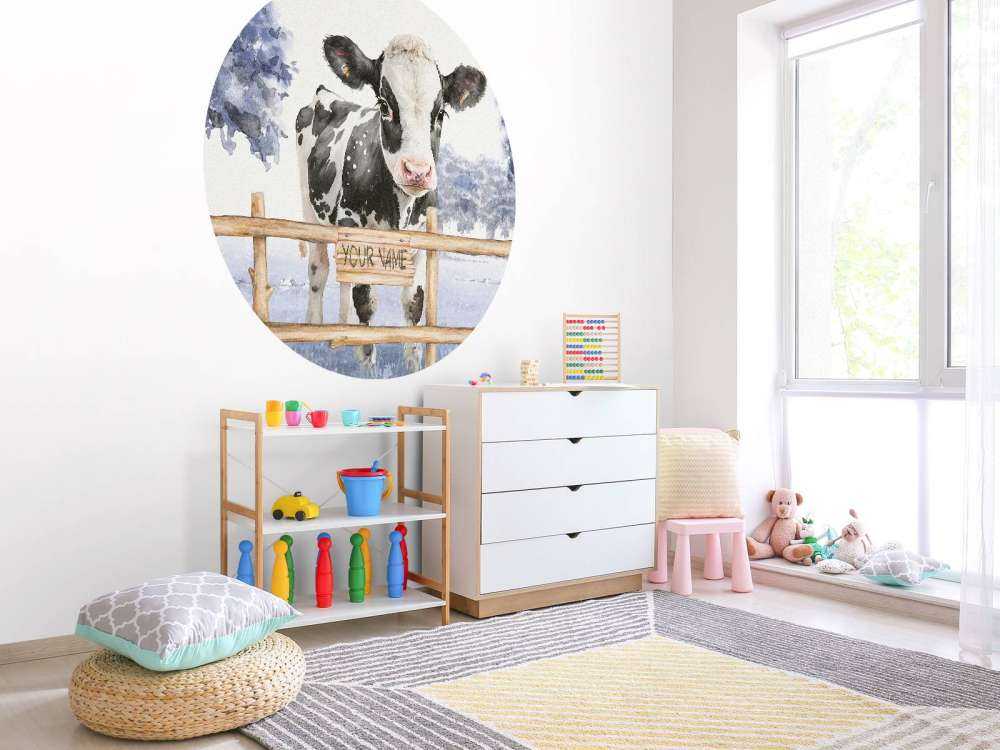 Giovane mucca in un prato blu