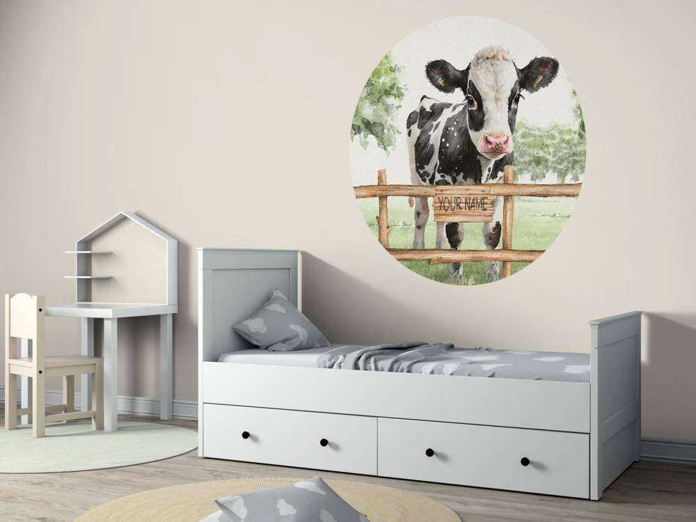 Giovane mucca in un prato