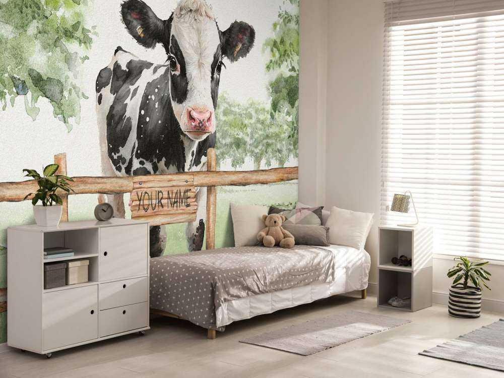 Giovane mucca in un prato