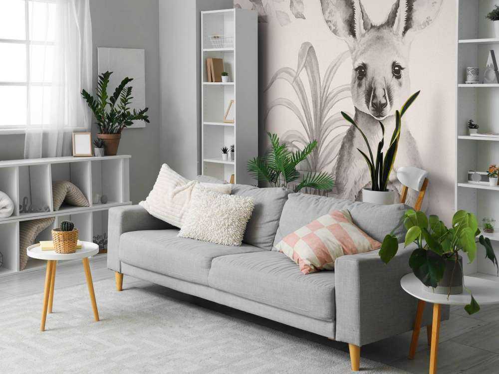 Baby canguro nella giungla beige