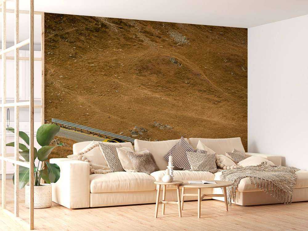 Audi R8 su una solitaria strada di montagna