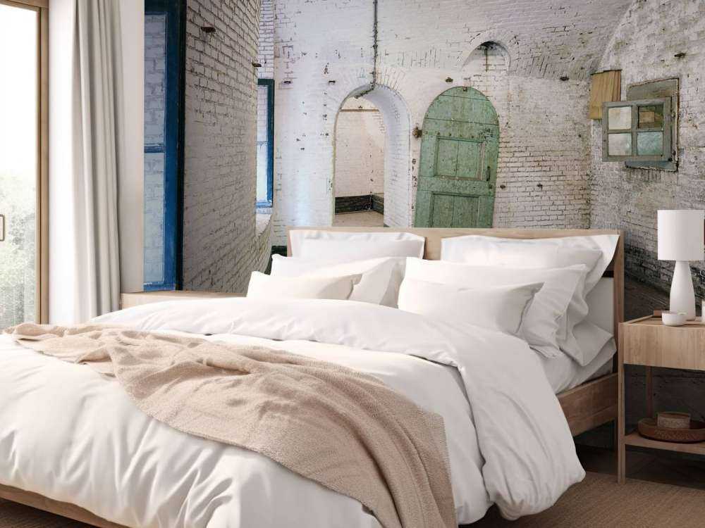 Porta verde in un vecchio edificio