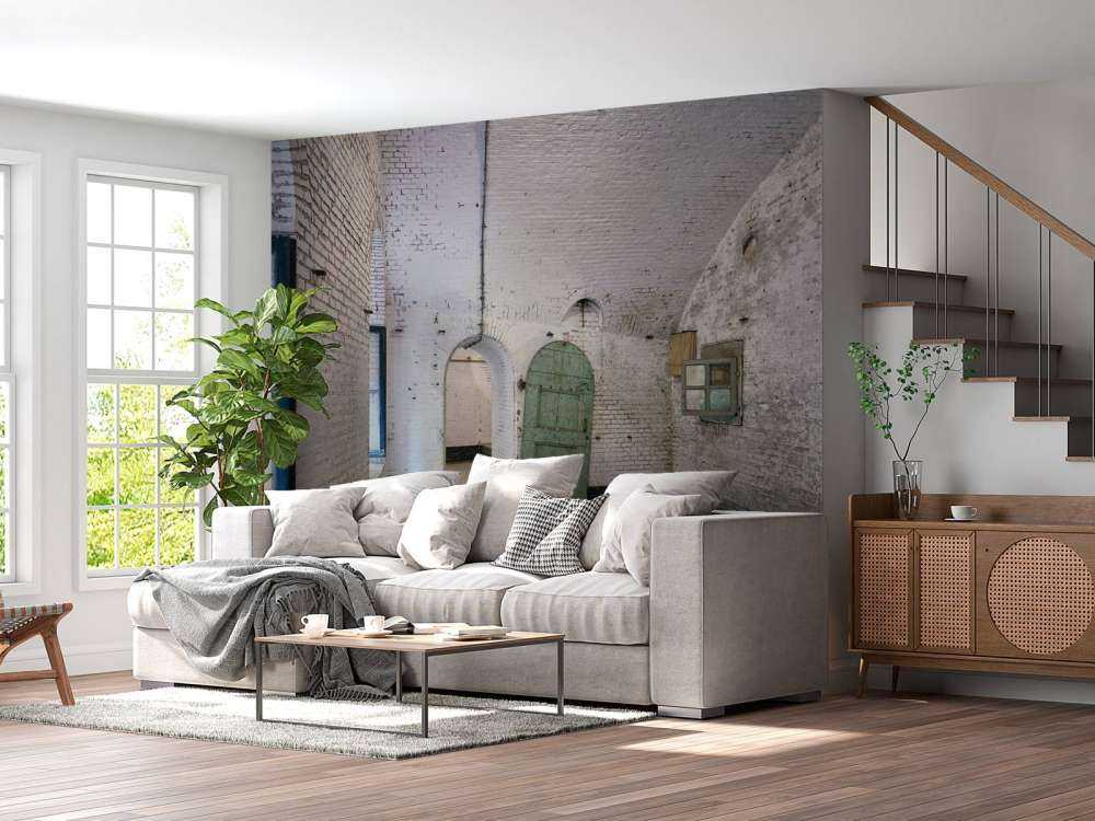 Porta verde in un vecchio edificio