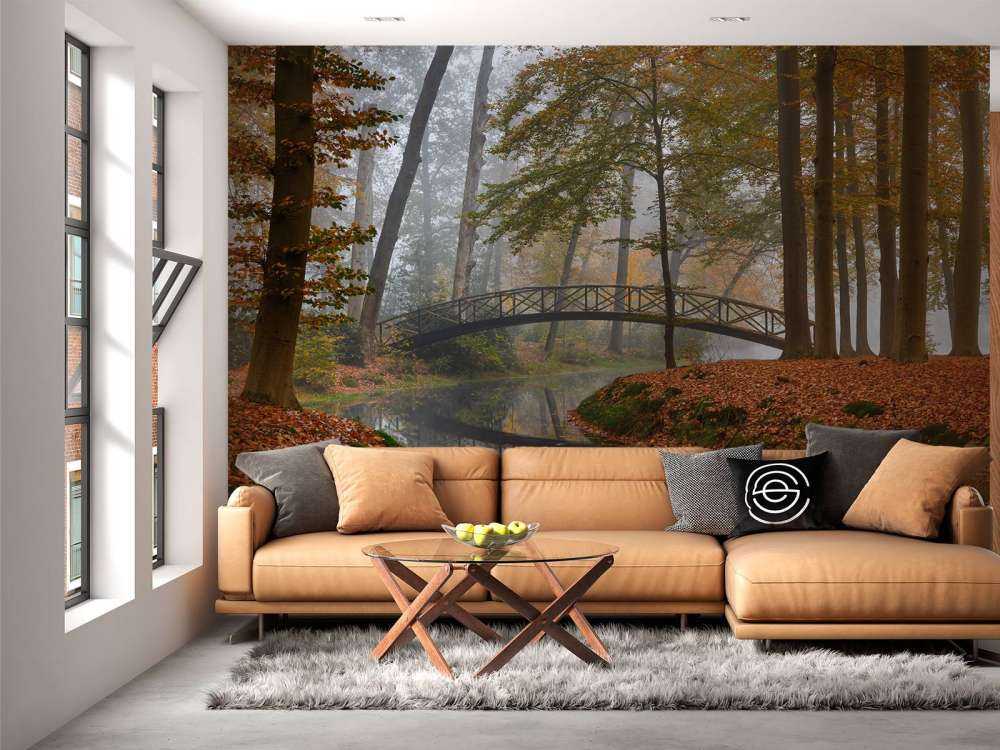 Ponte nella foresta autunnale