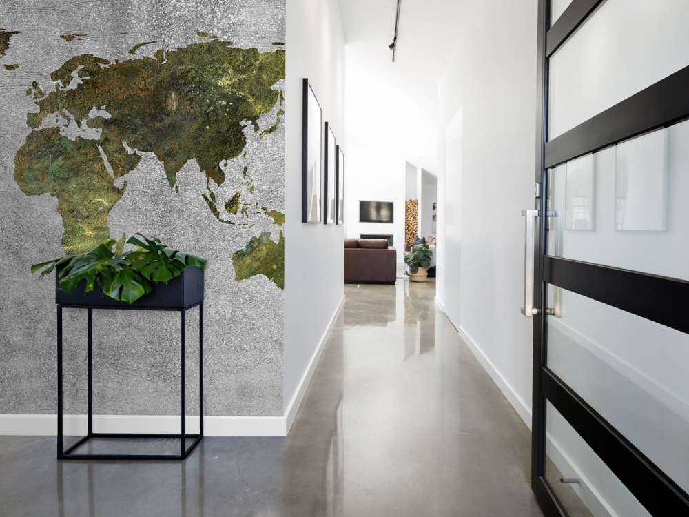 Mappa del mondo con struttura verde su cemento grigio