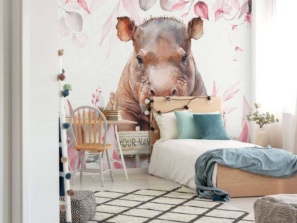 Baby ippopotamo tra le foglie rosa