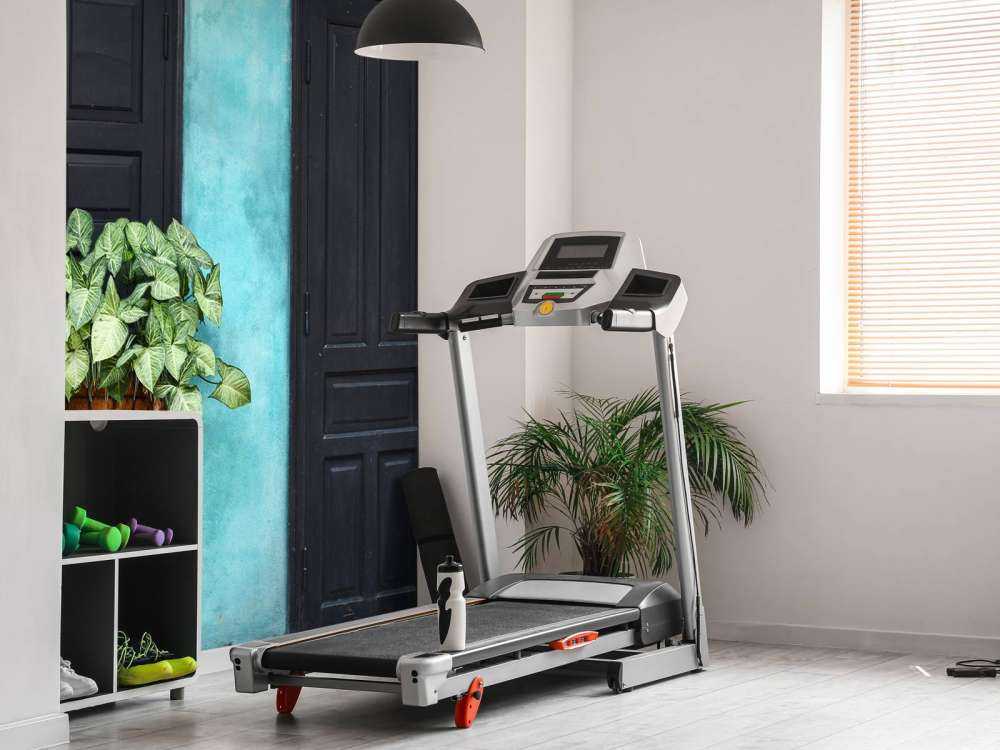 Vecchia bicicletta vicino a una casa