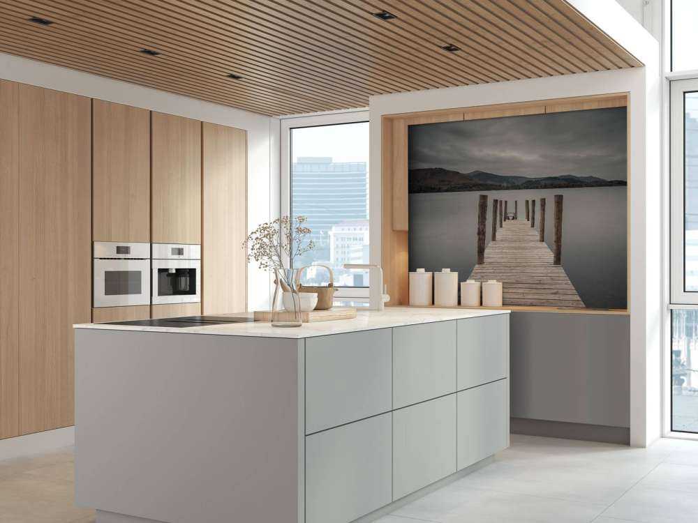 Pontile su un lago tranquillo