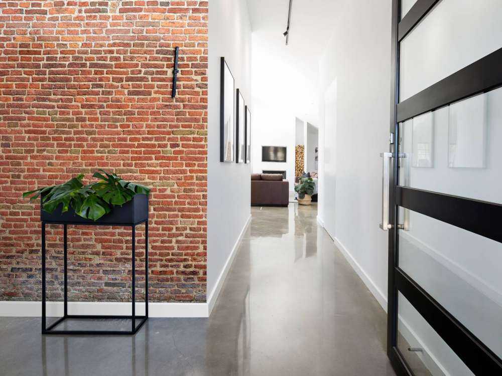 Muro cittadino con tasselli a muro