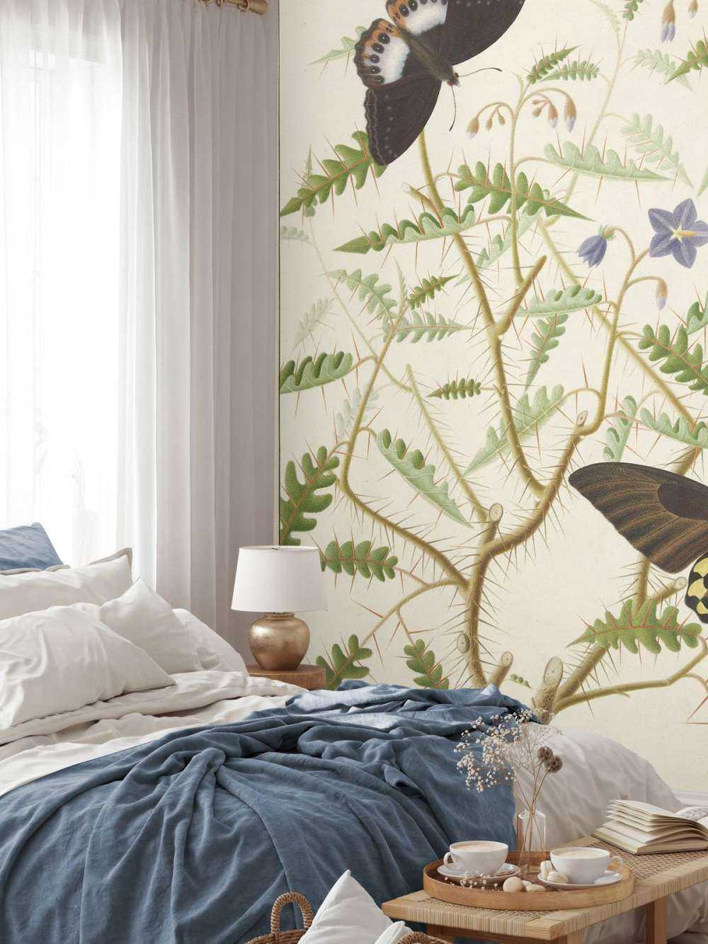 Un arbusto in fiore con due farfalle esotiche