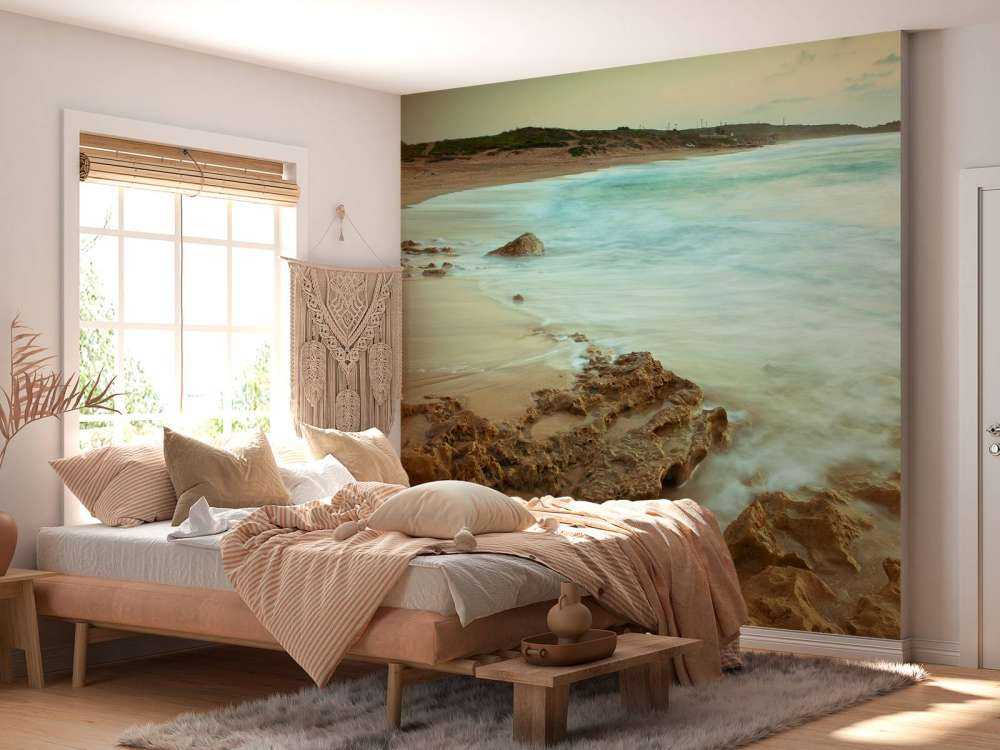 Spiaggia tranquilla con rocce