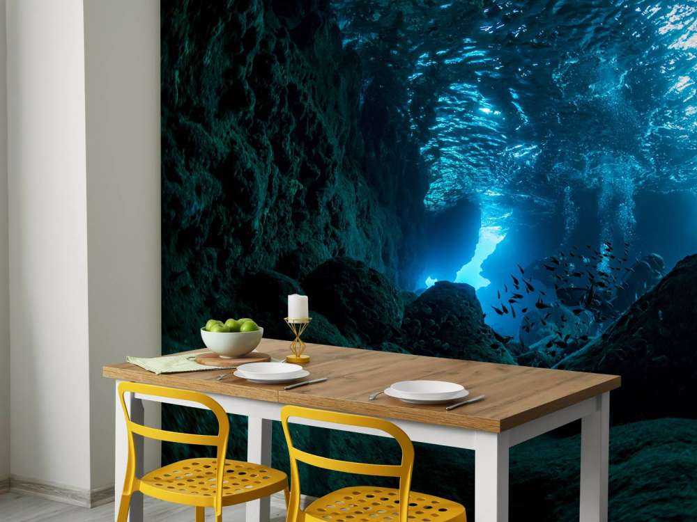 Raggi di sole in grotta subacquea