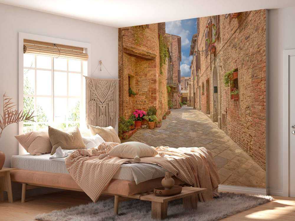 Strada italiana con piante e fiori